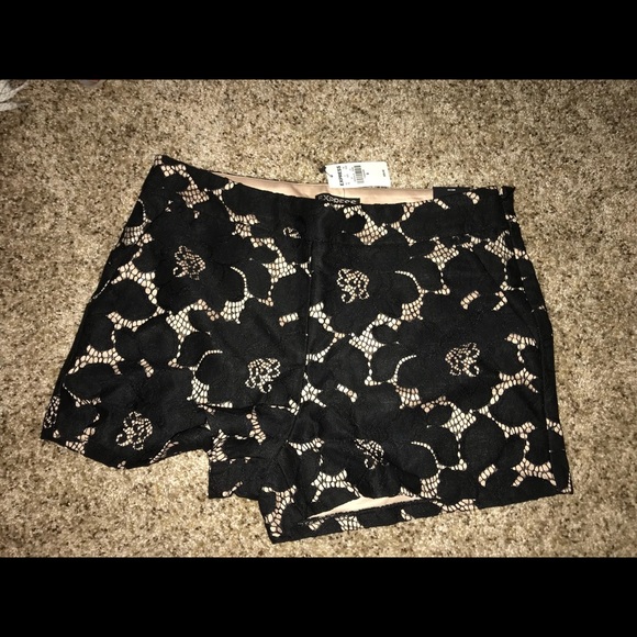 EXPRESS *NWT* Mid Rise Floral Lace Shorts - Picture 2 of 4